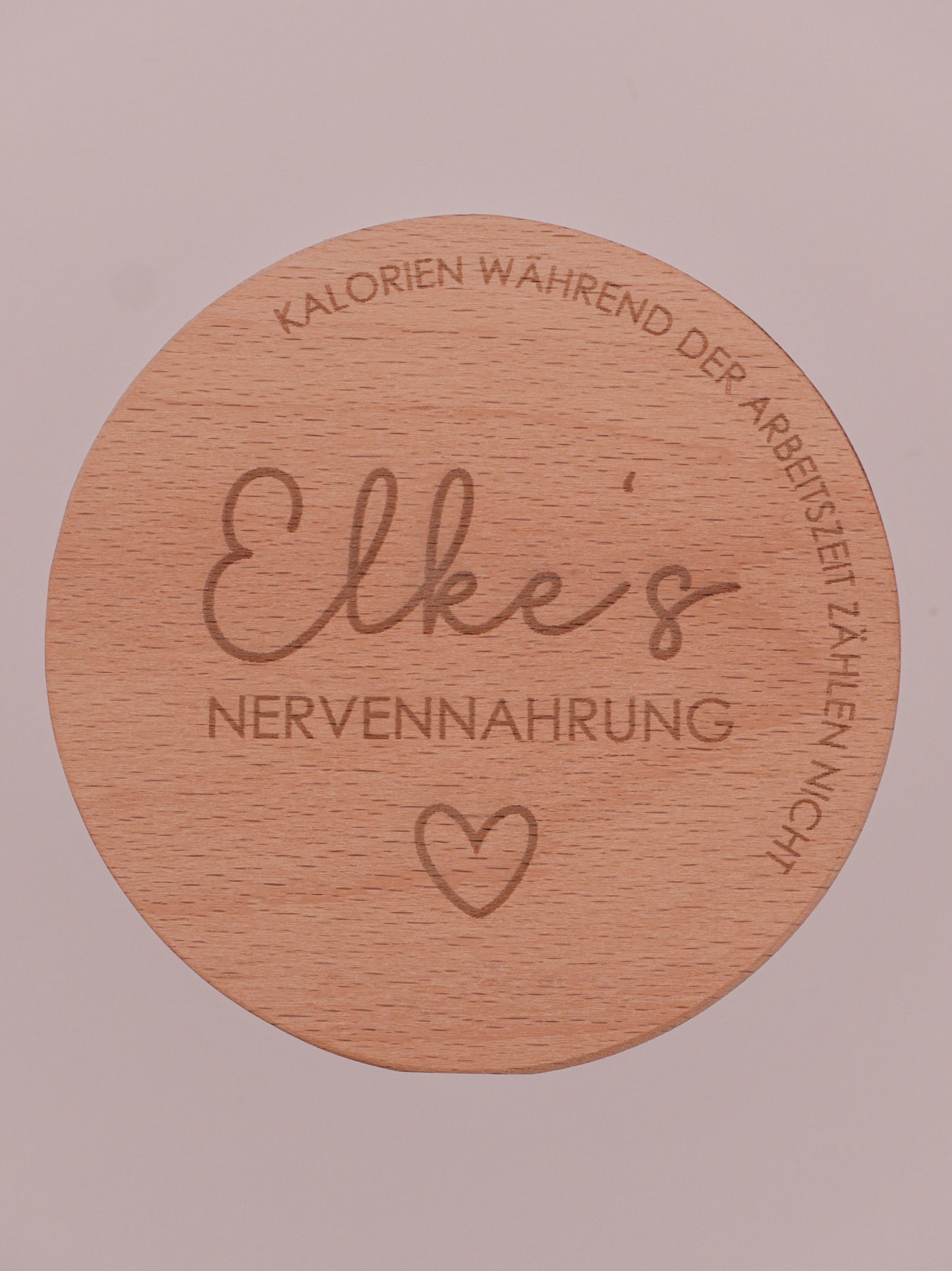 Geschenkglas mit graviertem Buchenholzdeckel: Elkes Nervennahrung - Kalorien während der Arbeitszeit zählen nicht