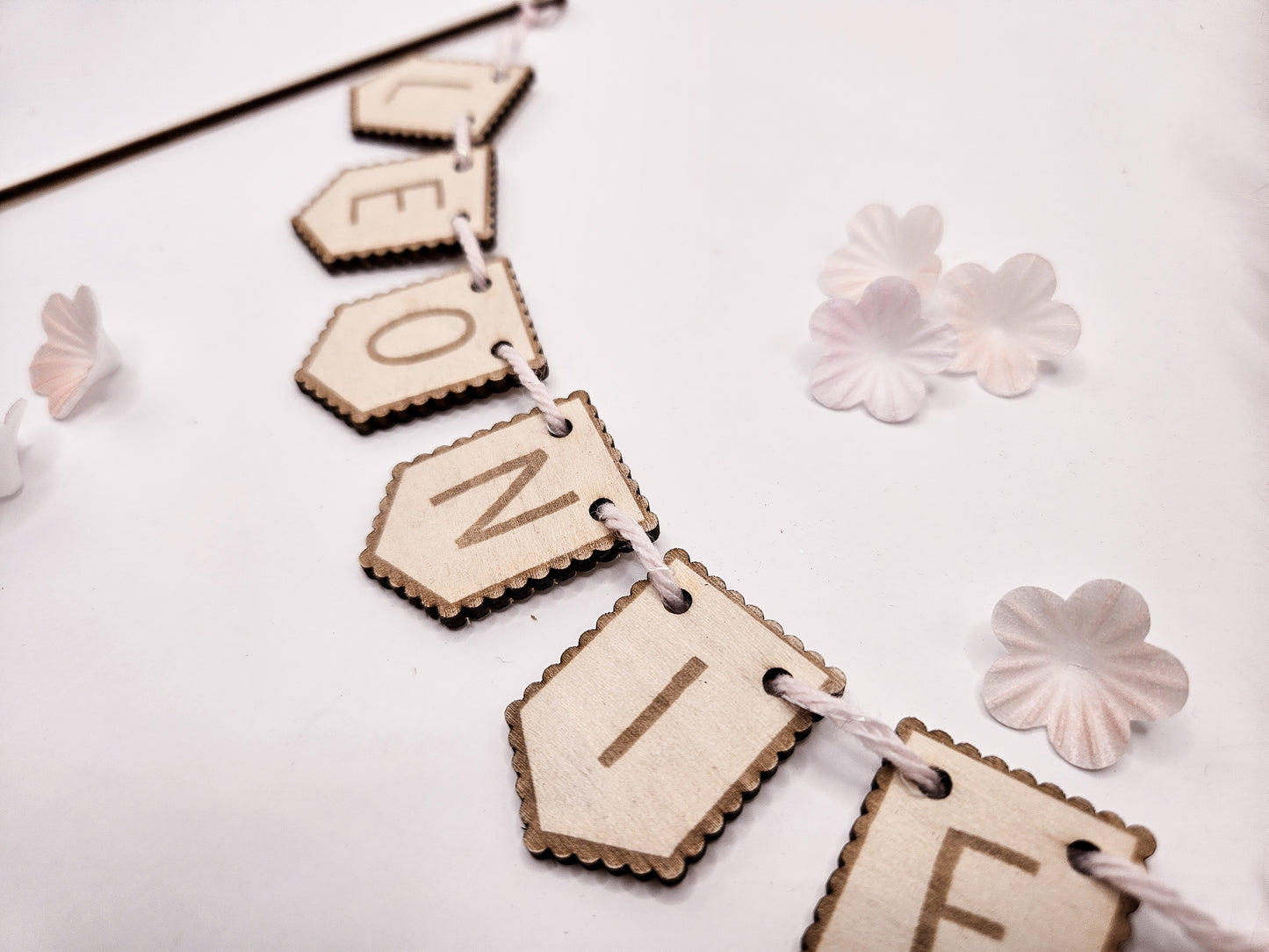 Personalisiertes Cake Topper-Wimpelset – individuelle Namensbuchstaben als gelaserte Wimpel-Elemente