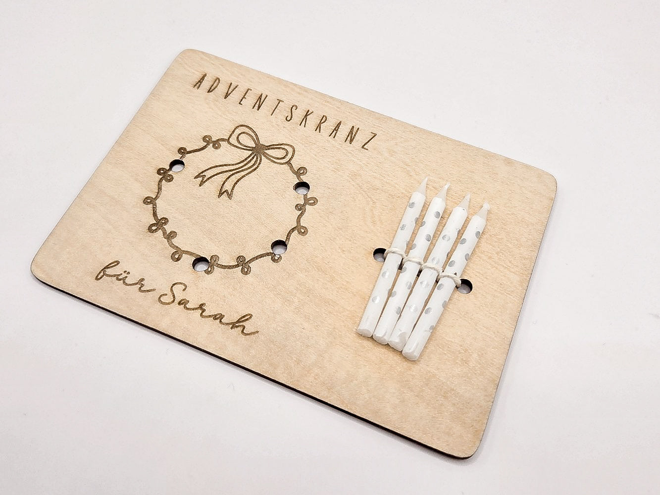 Mini-Adventskranz aus graviertem Holz mit Schleifenmotiv, personalisiert mit Name, inkl. vier weißen Kerzen – skandinavische Weihnachtsdeko.