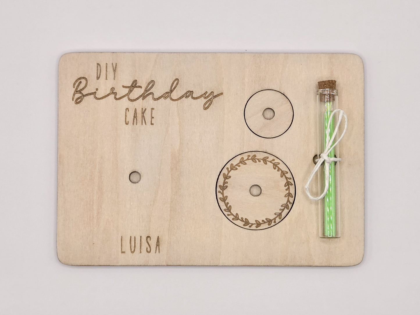 „DIY Geburtstagskuchen aus Holz mit Kerze und Reagenzglas – personalisierte Geburtstagskarte als Mini Geschenk“