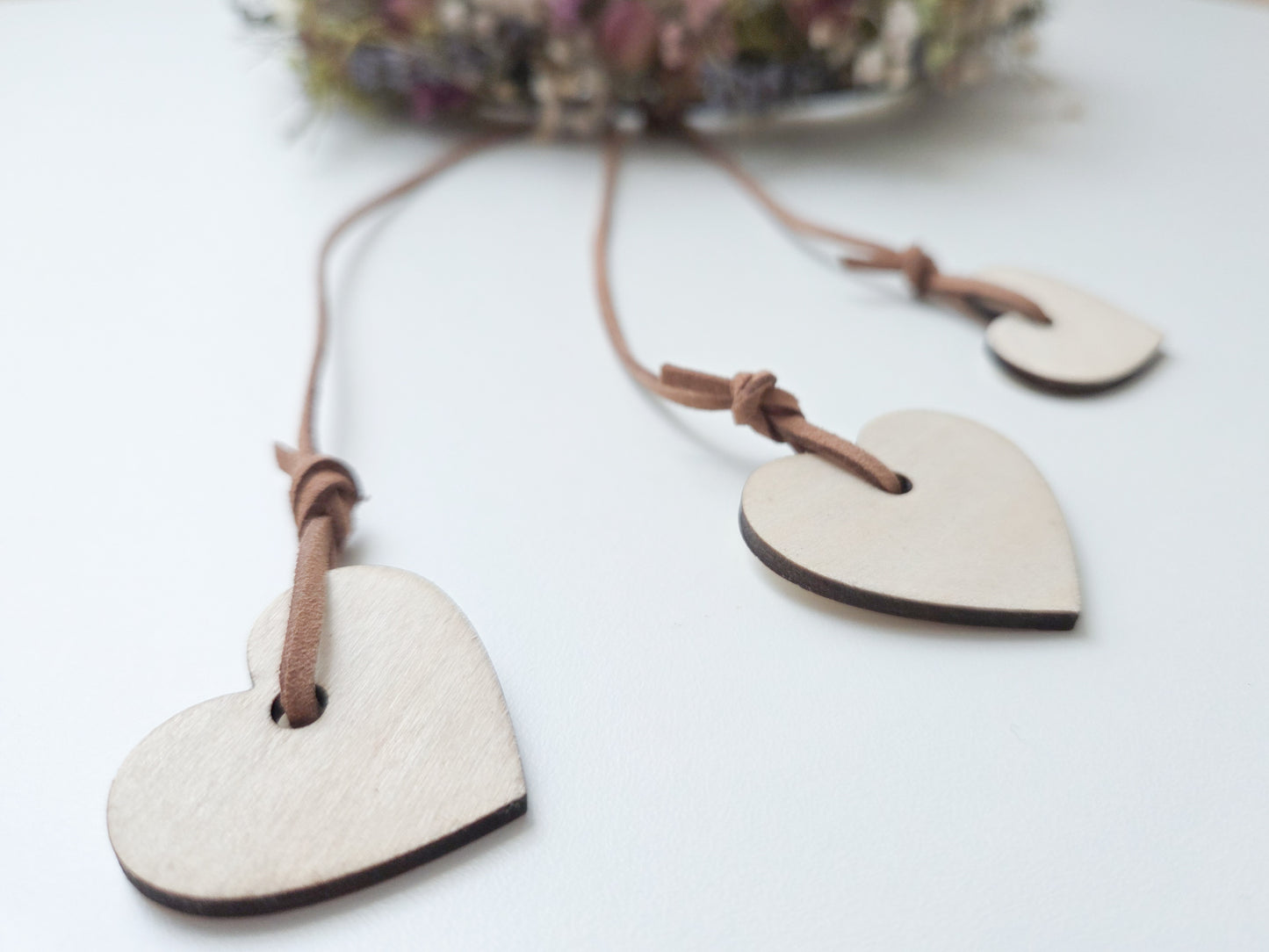 Personalisierter Holzring mit Name als Blumenkranz Einsatz im Skandi Stil, filigraner Schriftzug aus Holz für Trockenblumen Kranz Deko, Türkranz personalisiert mit Herz Anhängern, natürlicher Holz Schriftzug für DIY Kranz, modernes Türschild mit Namen, Geschenkidee Einzug Hochzeit Familie, Kranz Schild personalisiert, Boho Wanddeko mit Holzring und Namensgravur, minimalistisches Design, handgemachte Dekoration für Zuhause, individuelle Kranzgestaltung mit Holz Schriftzug und Anhängern