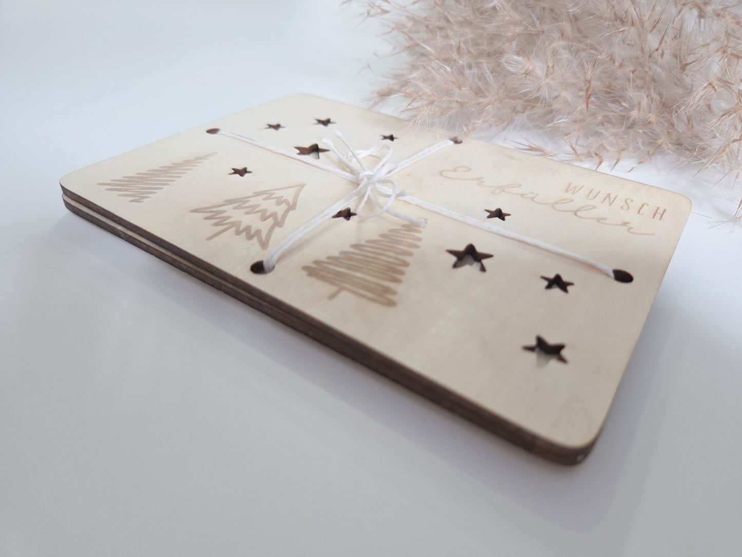 „Wunsch-Erfüller Holzkarte aus hellem Holz mit Tannenbaum-Gravur und Stern-Ausstanzungen – Weihnachts-Geldgeschenk im Scandi-Stil.“