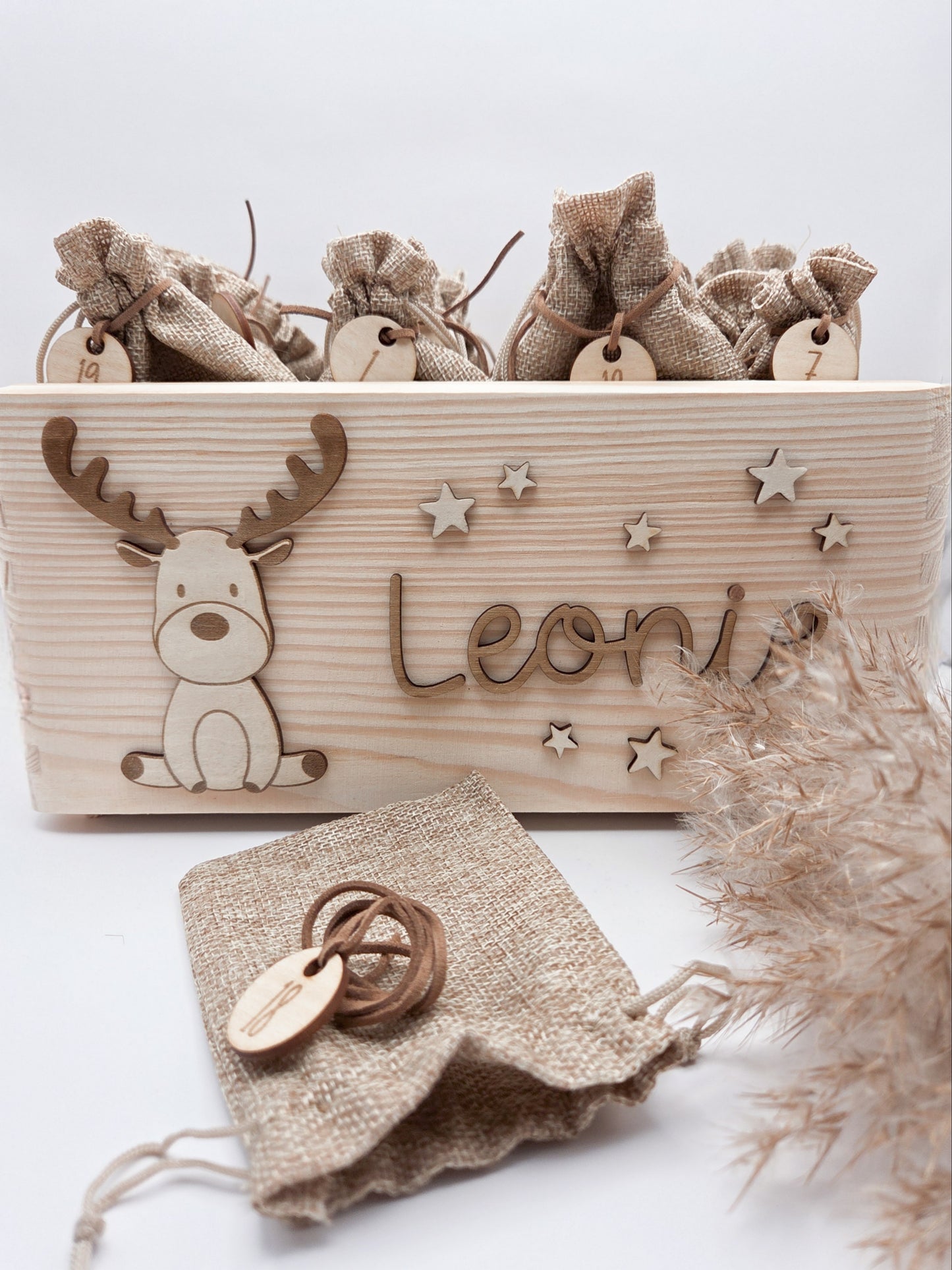 Adventskalender aus Holz mit 24 Jutesäckchen und Zahlenanhängern