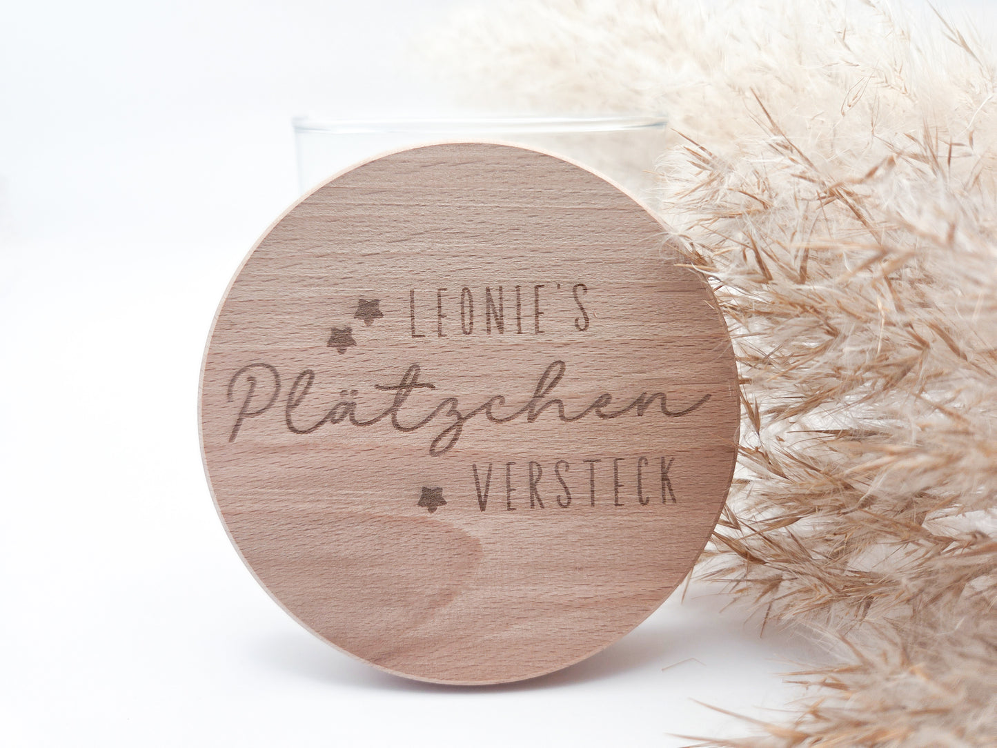 „Personalisierbares Plätzchenglas mit graviertem Holzdeckel ‚Leonie’s Plätzchenversteck‘, gefüllt mit Stern-Plätzchen – natürliches, helles Scandi-Design.“
