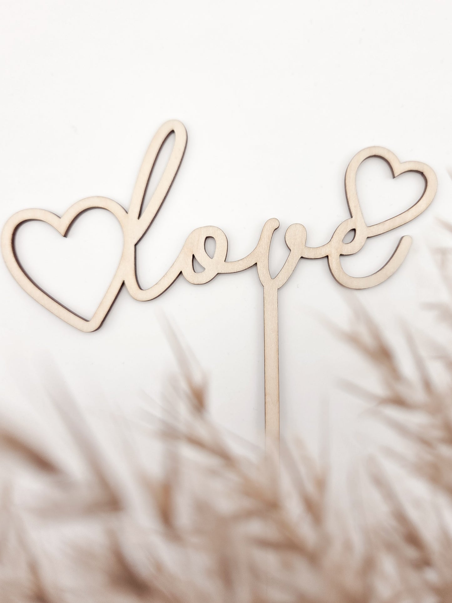 Blumenstrauß-Stecker „love“ aus Holz mit Herz, hochwertiger Blumen Topper Holz für Trockenblumen und frische Blumensträuße, moderne Blumendeko aus Holz im Scandi Stil, minimalistische Blumenstrauß Deko für Valentinstag, Hochzeit, Verlobung, Jahrestag und Muttertag, liebevolle Geschenkidee für Herzensmenschen, Holz Blumenstecker handgefertigt, nachhaltige Holzdeko, Blumen Geschenk mit Herz, dekorativer Blumen Topper von Leo&Lu