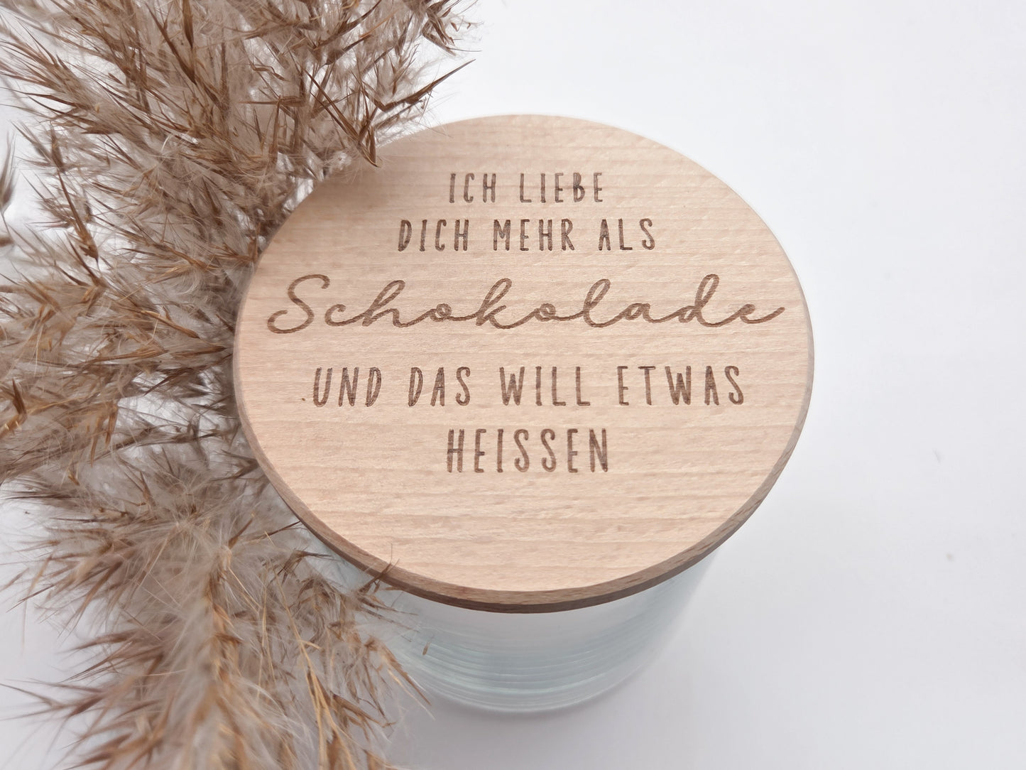 geschenkglas holzdeckel, geschenk valentinstag, romantisches geschenk, geschenk für partner, geschenk für freundin, geschenk für freund, liebevolles geschenk mit spruch, graviertes glas, schokoladen geschenk glas, jahrestag geschenk idee, nachhaltiges geschenk, dekoratives glas, scandi geschenk, geschenk für herzensmenschen, personalisierte geschenkidee ohne süßigkeiten