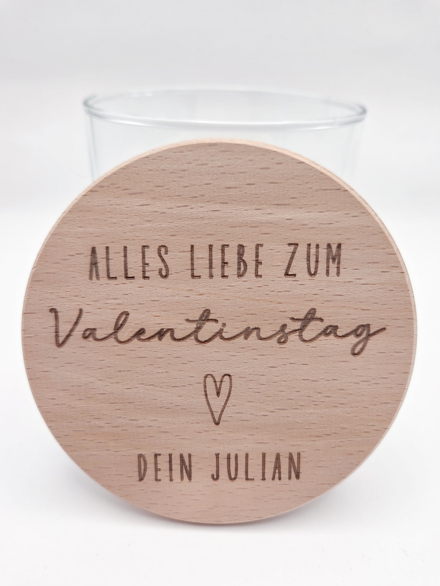 Personalisiertes Geschenkglas zum Valentinstag mit graviertem Holzdeckel und individueller Namensgravur. Hochwertiges Glas gefüllt mit Schokoladenherzen in Rosa, Weiß und Vollmilch, dekorativ angerichtet. Romantisches Valentinstagsgeschenk für Freundin, Geschenk für Freund, Geschenk für Partner oder Ehemann. Personalisiertes Schokoladengeschenk mit Gravur, Liebesgeschenk personalisiert, Geschenkidee Valentinstag, Geschenk für Paare, liebevolle Aufmerksamkeit, handgemachtes Geschenk, hochwertig und einzigart