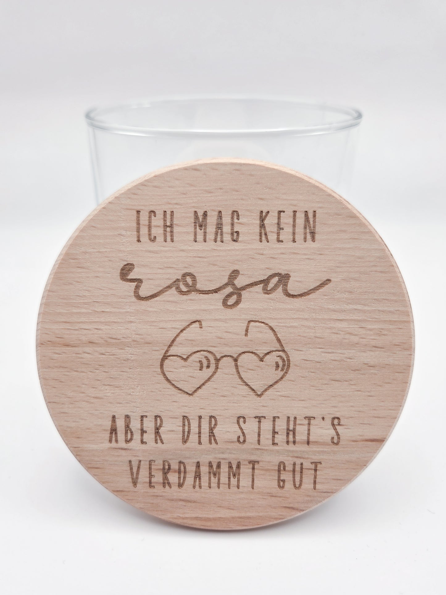 Valentinstag Geschenkglas aus Glas mit graviertem Buchenholzdeckel und humorvollem Liebesspruch, gefüllt mit rosafarbenen Herzschokoladen. Romantisches Geschenk zum Valentinstag für Partner, Freundin, Freund, Ehepartner oder Liebespaar. Hochwertiges Geschenkglas im modernen Scandi Design, handgemacht und dekorativ. Ideal als Liebesgeschenk, Valentinstagsgeschenk, Jahrestagsgeschenk oder kleine Aufmerksamkeit mit Schokolade, Pralinen oder Süßigkeiten. Stilvolle Geschenkidee mit Holzdeckel für Zuhause.