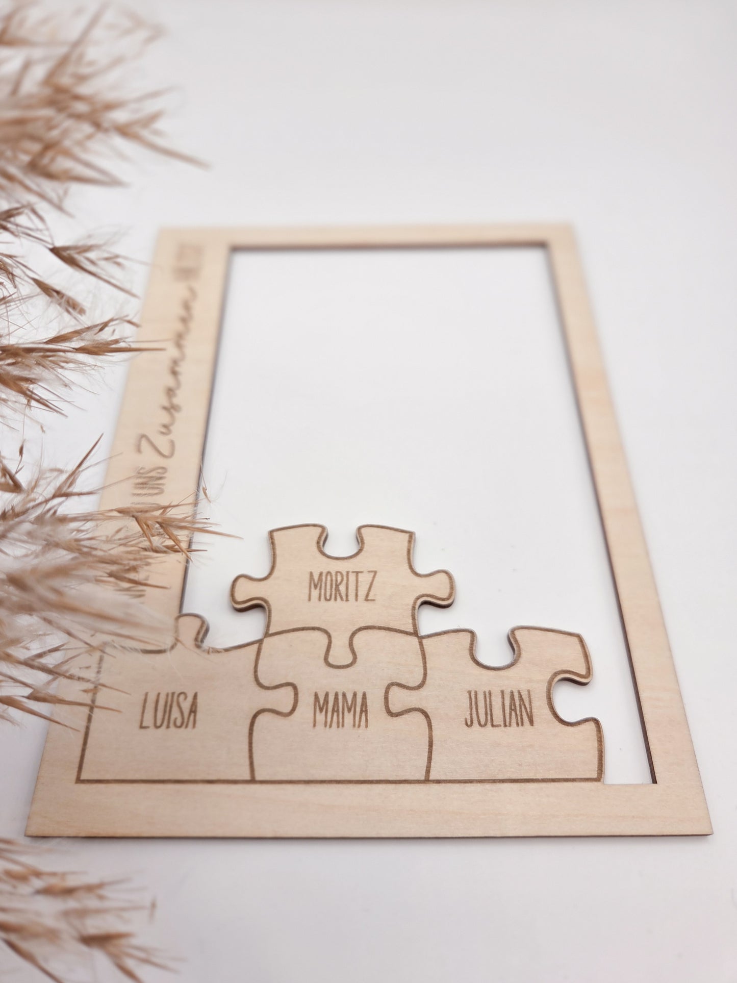 Personalisierter Bilderrahmen aus Holz mit Passepartout im skandinavischen Stil, emotionales Mama Geschenk mit Familienfoto, gravierter Schriftzug „Danke dass du uns zusammen hältst“, Puzzle Design mit Namen Luisa, Moritz, Mama, Julian, individuelles Muttertagsgeschenk, Fotogeschenk Familie, personalisiertes Geschenk Mama, Holzrahmen modern, Familienrahmen mit Namen, Geschenk für Mutter, Bilderrahmen personalisiert, liebevolles Erinnerungsstück für Zuhause, Geschenkidee Mama Geburtstag Weihnachten