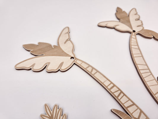 Cake Topper Faultier aus Holz im Dschungel Stil mit Palmen und Blättern als Tortendeko für Kindergeburtstag und Faultier Geburtstag. Moderner Caketopper im Skandi Look perfekt als Kuchenaufleger oder Tortenaufleger für Naked Cakes. Kombinierbar mit Schleich Faultier oder anderem Faultier Spielzeug für eine individuelle Sloth Party Decor Gestaltung. Animal Cake Topper für Dschungelparty, Baby Geburtstag oder Motto Party mit natürlichen Farben, Macarons und minimalistischer Tortendeko. Hochwertiger Cake Toppe