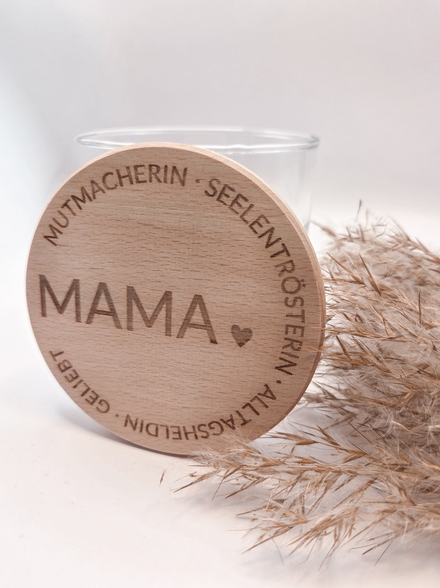 Geschenkglas Mama mit Holzdeckel Gravur personalisiert Muttertag Geschenk liebevoll dekoriert mit Pralinen in sanften Rosa und Cremefarben Glas mit Holzdeckel hochwertig graviert MAMA mit Herz und liebevollen Worten Geschenkidee für Mama Geburtstag Weihnachten kleines Geschenk für Mutter Glas befüllt mit edlen Pralinen skandinavischer Stil hell freundlich modern Geschenkglas Mama personalisiert nachhaltig wiederverwendbar Süßigkeiten nicht enthalten