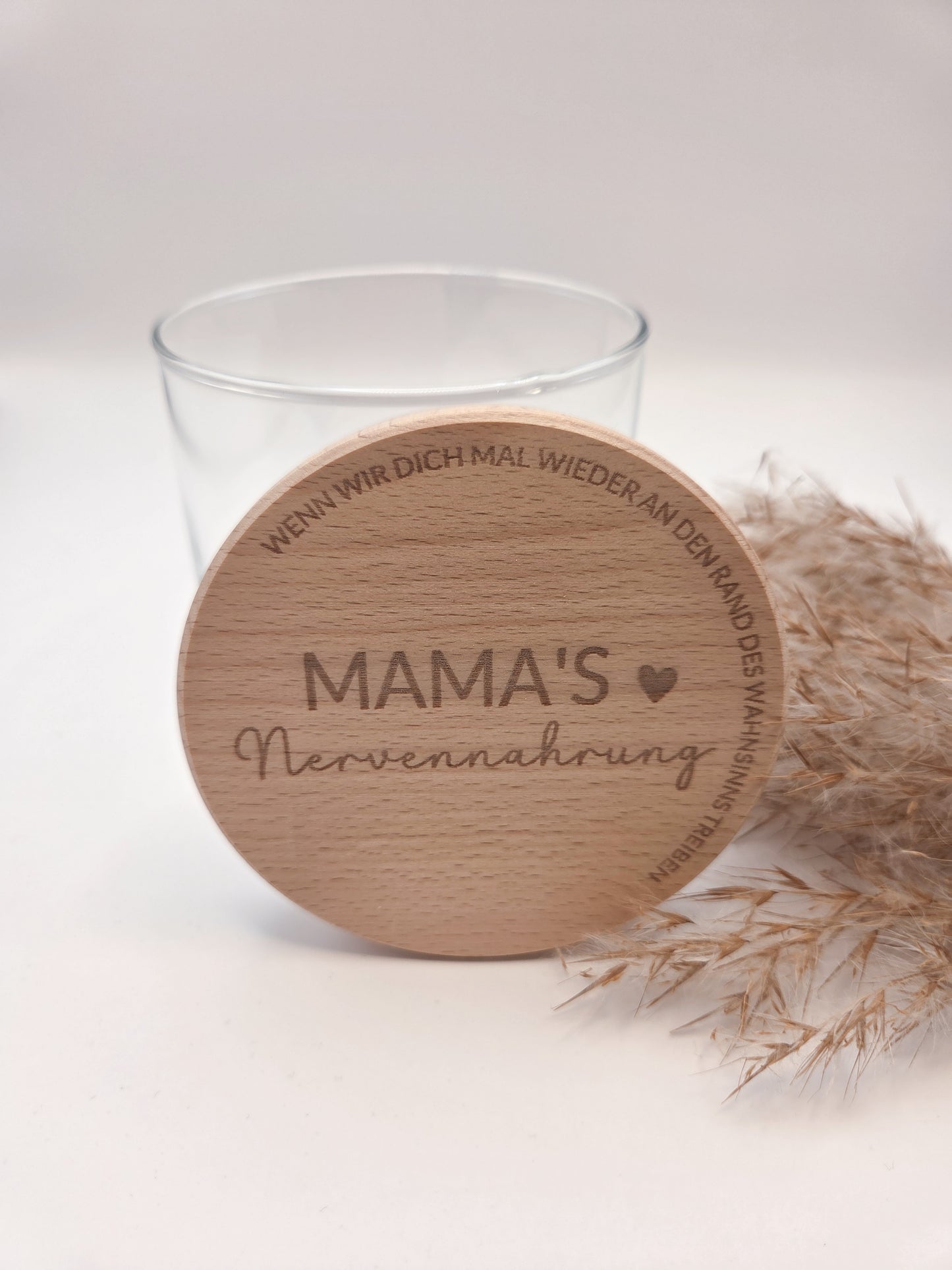 Geschenkglas Mama Nervennahrung mit Holzdeckel Gravur Mama Geschenk Muttertag Geschenkidee Mama Glas personalisiert modern skandi Glasdose mit Pralinen Schokolade Süßigkeiten Deko liebevoll minimalistisch Geschenk für Mama Geburtstag Geschenk Mutter Geschenkglas Glasbehälter mit Deckel Holz graviert Spruch Mama Geschenkidee Frau Freundin Mama Glas Aufbewahrung Küche Dekoglas modern hochwertig nachhaltig Geschenkidee Muttertag Geburtstag Mama Aufmerksamkeit kleine Geschenkidee Mama Love Geschenkglas skandina