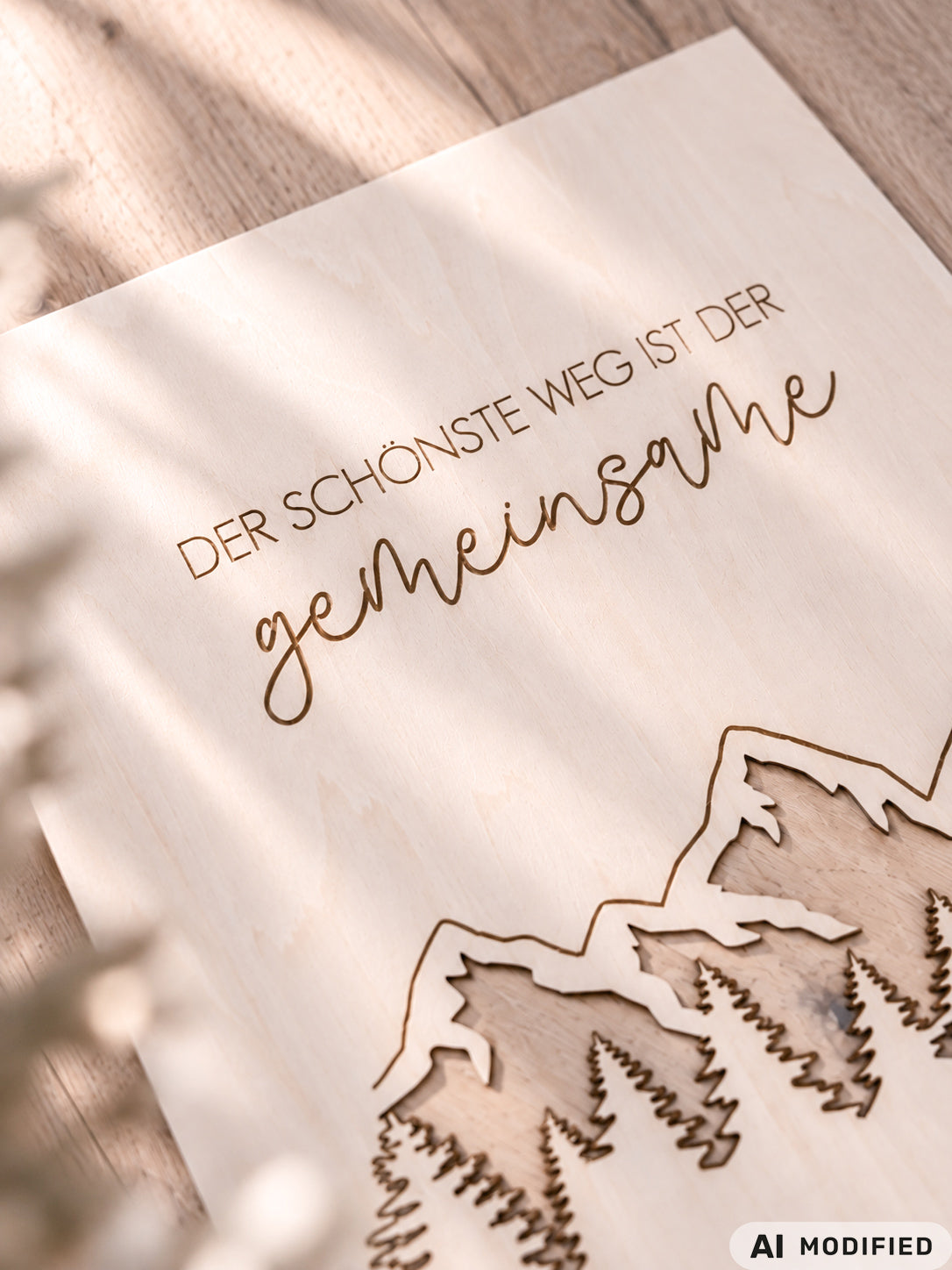 Personalisiertes Geldgeschenk zur Hochzeit aus Holz mit filigran ausgeschnittener Berg- und Waldlandschaft. Hinter den Bergen lassen sich Geldscheine dekorativ platzieren. Mit Gravur „Der schönste Weg ist der gemeinsame“, Namen des Brautpaares und Hochzeitsdatum. Originelles Hochzeitsgeschenk für Braut und Bräutigam, ideal als Geldgeschenk zur Hochzeit, personalisierte Hochzeitsdeko und besondere Geschenkidee für Paare, Bergliebhaber, Wanderfreunde und Naturliebhaber.