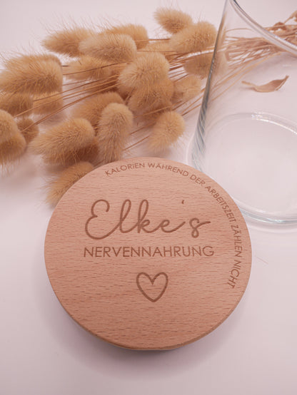 Geschenkglas mit graviertem Buchenholzdeckel: Elkes Nervennahrung - Kalorien während der Arbeitszeit zählen nicht