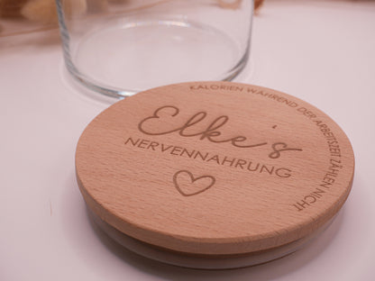 Geschenkglas mit graviertem Buchenholzdeckel: Elkes Nervennahrung - Kalorien während der Arbeitszeit zählen nicht