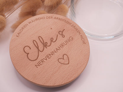 Geschenkglas mit graviertem Buchenholzdeckel: Elkes Nervennahrung - Kalorien während der Arbeitszeit zählen nicht