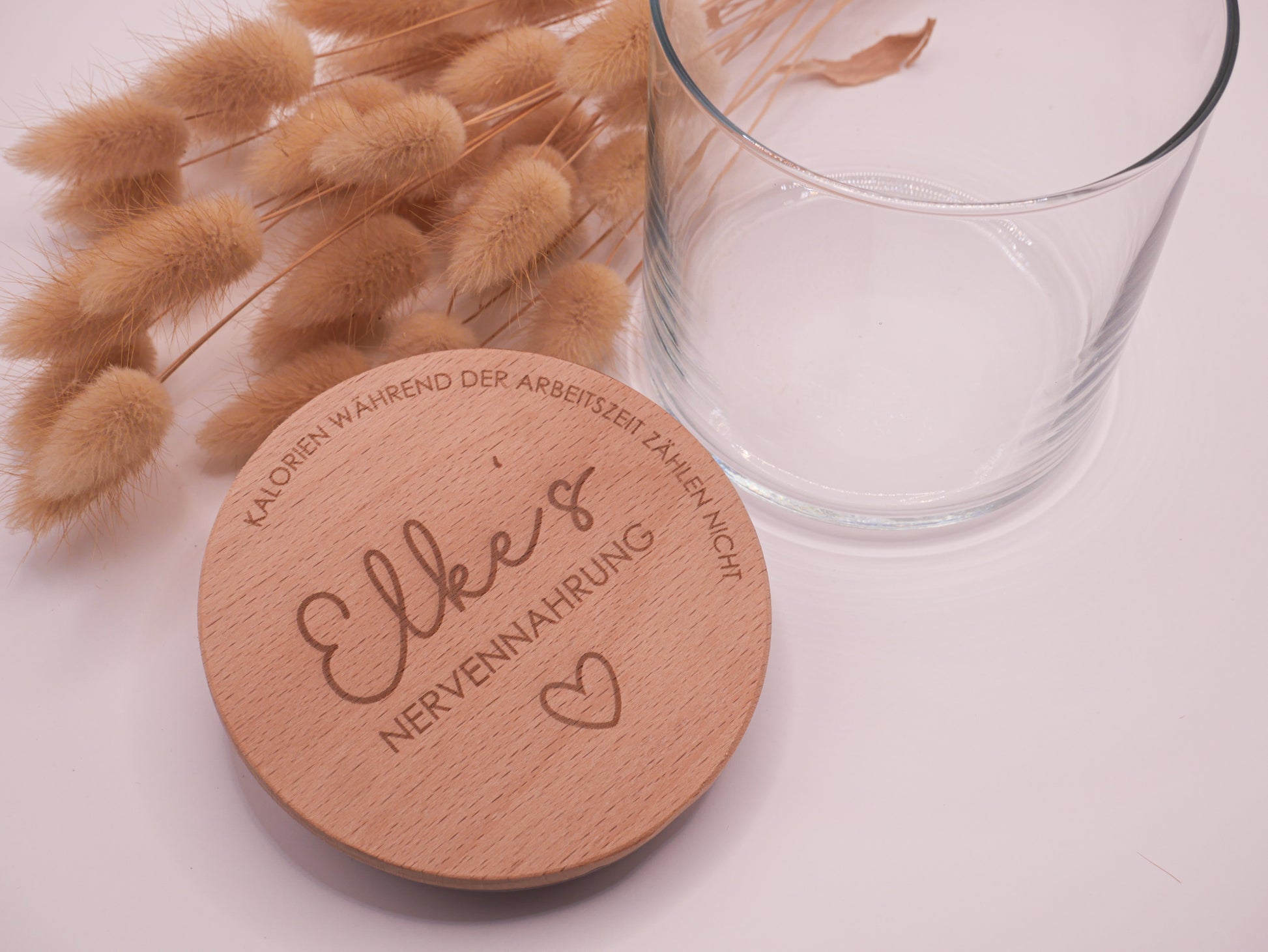 Geschenkglas mit graviertem Buchenholzdeckel: Elkes Nervennahrung - Kalorien während der Arbeitszeit zählen nicht