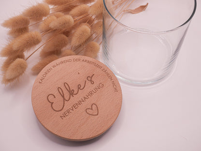 Geschenkglas mit graviertem Buchenholzdeckel: Elkes Nervennahrung - Kalorien während der Arbeitszeit zählen nicht