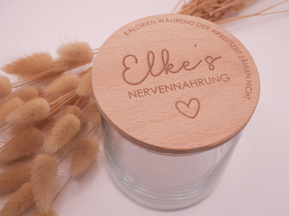 Geschenkglas mit graviertem Buchenholzdeckel: Elkes Nervennahrung - Kalorien während der Arbeitszeit zählen nicht