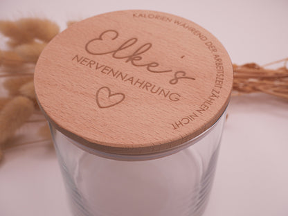 Geschenkglas mit graviertem Buchenholzdeckel: Elkes Nervennahrung - Kalorien während der Arbeitszeit zählen nicht