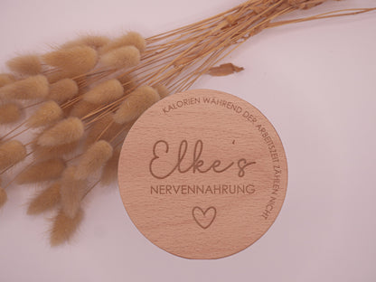 Geschenkglas mit graviertem Buchenholzdeckel: Elkes Nervennahrung - Kalorien während der Arbeitszeit zählen nicht