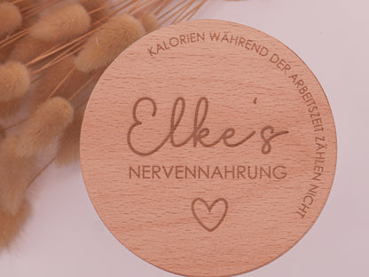 Geschenkglas mit graviertem Buchenholzdeckel: Elkes Nervennahrung - Kalorien während der Arbeitszeit zählen nicht