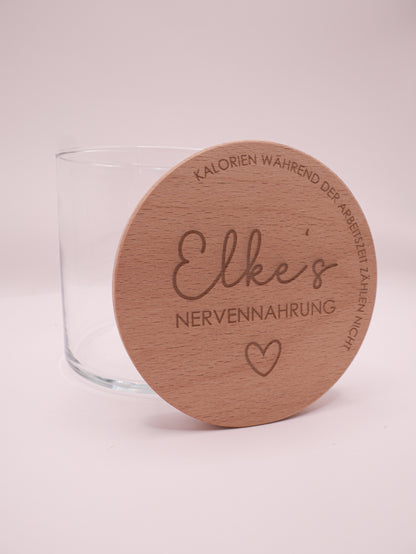 Geschenkglas mit graviertem Buchenholzdeckel: Elkes Nervennahrung - Kalorien während der Arbeitszeit zählen nicht
