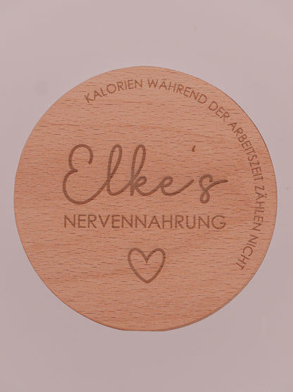 Geschenkglas mit graviertem Buchenholzdeckel: Elkes Nervennahrung - Kalorien während der Arbeitszeit zählen nicht