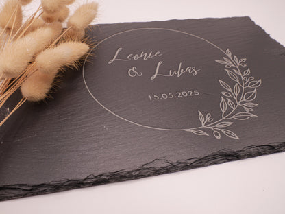 Schieferplatte mit zwei gravierten Namen und Hochzeitsdatum