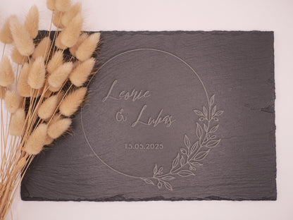 Schieferplatte mit zwei gravierten Namen und Hochzeitsdatum