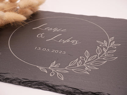 Schieferplatte mit zwei gravierten Namen und Hochzeitsdatum