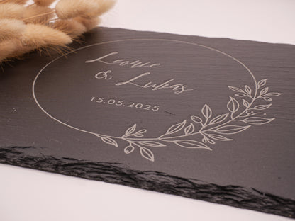 Schieferplatte mit zwei gravierten Namen und Hochzeitsdatum