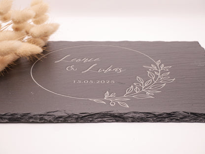 Schieferplatte mit zwei gravierten Namen und Hochzeitsdatum