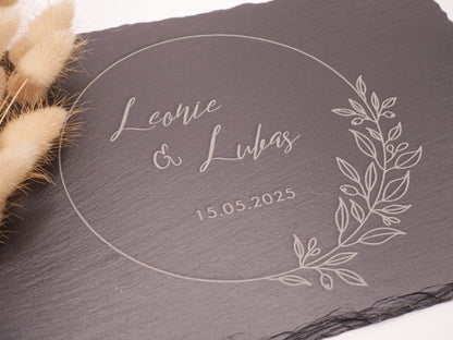 Schieferplatte mit zwei gravierten Namen und Hochzeitsdatum