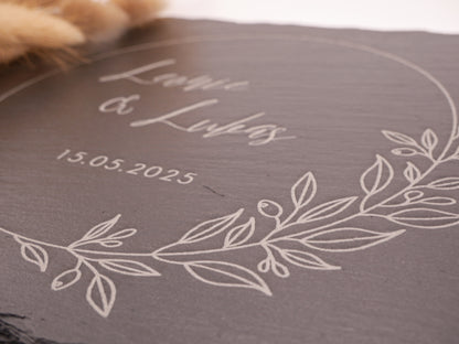 Schieferplatte mit zwei gravierten Namen und Hochzeitsdatum