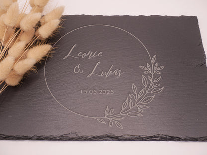 Schieferplatte mit zwei gravierten Namen und Hochzeitsdatum