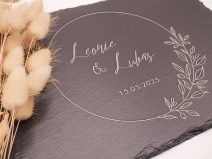 Schieferplatte mit zwei gravierten Namen und Hochzeitsdatum