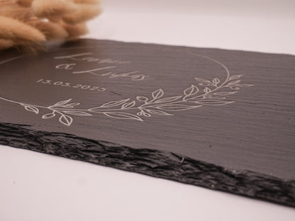 Schieferplatte mit zwei gravierten Namen und Hochzeitsdatum