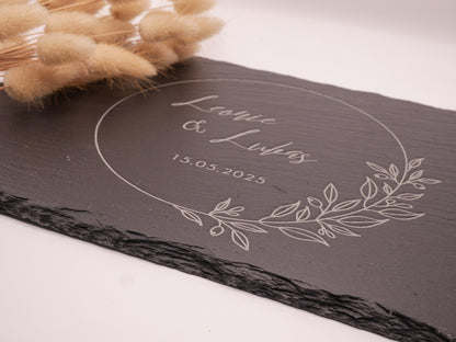 Schieferplatte mit zwei gravierten Namen und Hochzeitsdatum