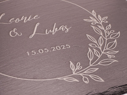 Schieferplatte mit zwei gravierten Namen und Hochzeitsdatum