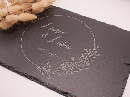 Schieferplatte mit zwei gravierten Namen und Hochzeitsdatum