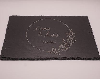 Schieferplatte mit zwei gravierten Namen und Hochzeitsdatum
