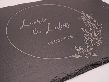 Schieferplatte mit zwei gravierten Namen und Hochzeitsdatum