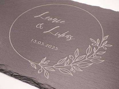 Schieferplatte mit zwei gravierten Namen und Hochzeitsdatum