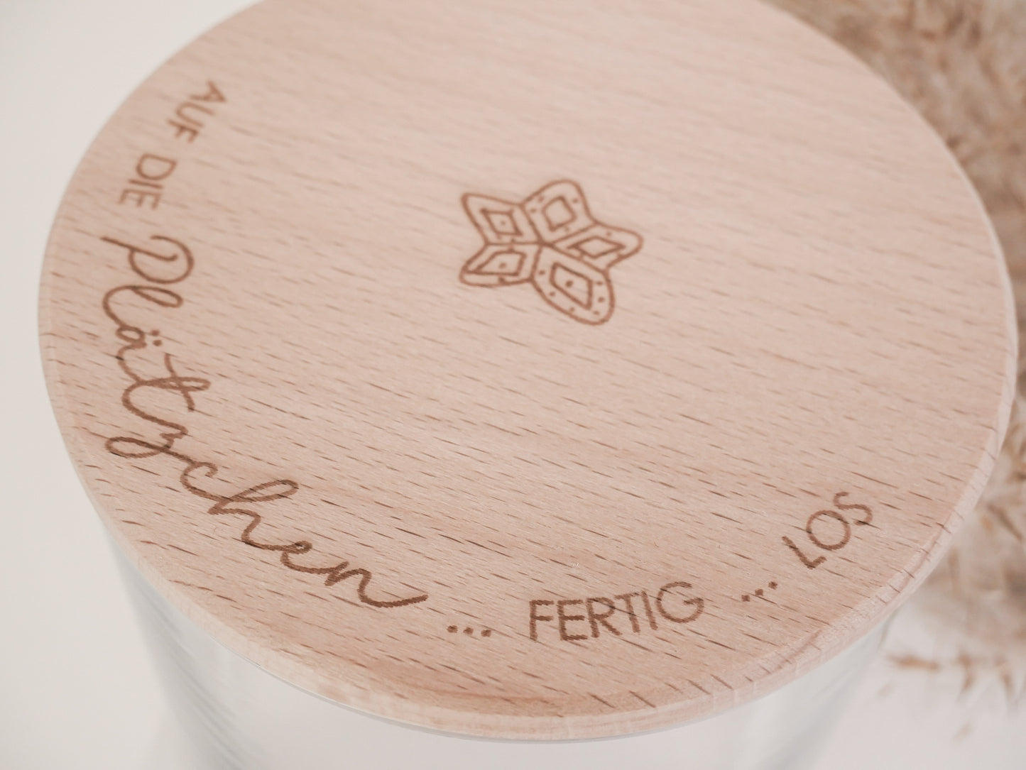 Glas mit Holzdeckel und Gravur „Auf die Plätzchen … fertig … los“ gefüllt mit Weihnachtsplätzchen. Daneben liegen Zimtsterne und Vanillekipferl auf hellem Hintergrund – stimmungsvolles, nordisch-cleanes Weihnachtsmotiv.