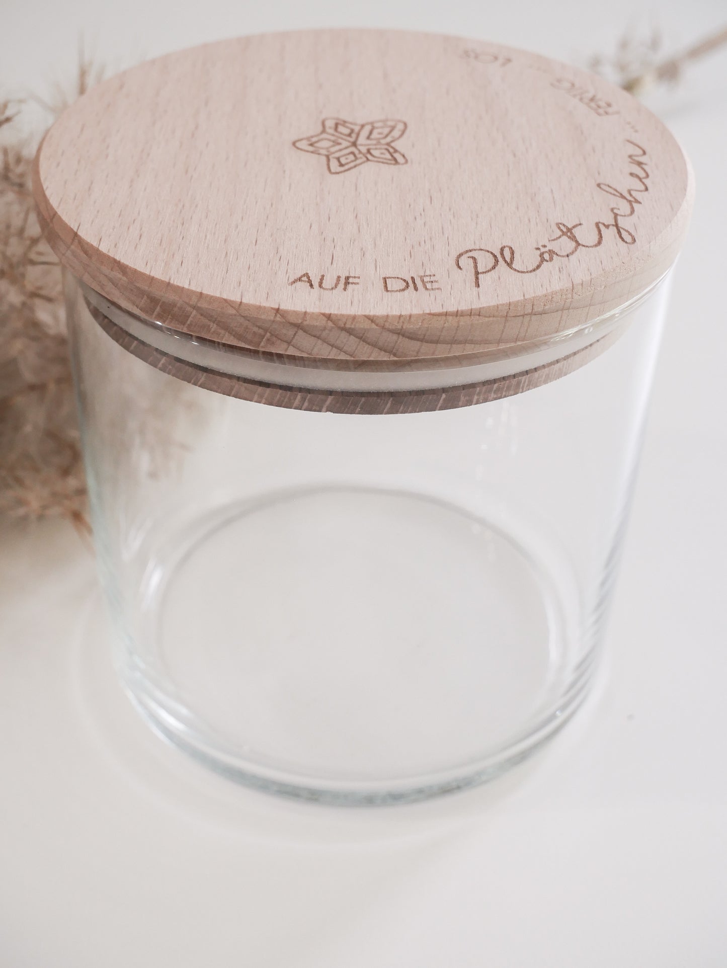 Glas mit Holzdeckel und Gravur „Auf die Plätzchen … fertig … los“ gefüllt mit Weihnachtsplätzchen. Daneben liegen Zimtsterne und Vanillekipferl auf hellem Hintergrund – stimmungsvolles, nordisch-cleanes Weihnachtsmotiv.