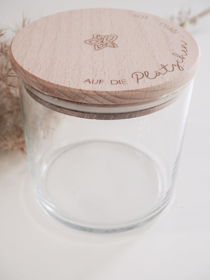 Glas mit Holzdeckel und Gravur „Auf die Plätzchen … fertig … los“ gefüllt mit Weihnachtsplätzchen. Daneben liegen Zimtsterne und Vanillekipferl auf hellem Hintergrund – stimmungsvolles, nordisch-cleanes Weihnachtsmotiv.