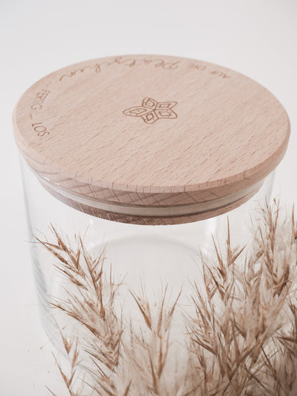 Glas mit Holzdeckel und Gravur „Auf die Plätzchen … fertig … los“ gefüllt mit Weihnachtsplätzchen. Daneben liegen Zimtsterne und Vanillekipferl auf hellem Hintergrund – stimmungsvolles, nordisch-cleanes Weihnachtsmotiv.
