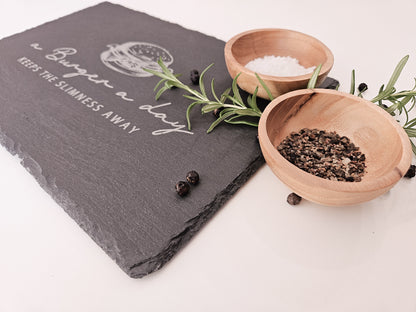 Schieferplatte mit Abbildung eines Burgers und dem Text: a Burger a day keeps the slimmness away