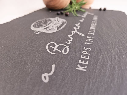 Schieferplatte mit Abbildung eines Burgers und dem Text: a Burger a day keeps the slimmness away